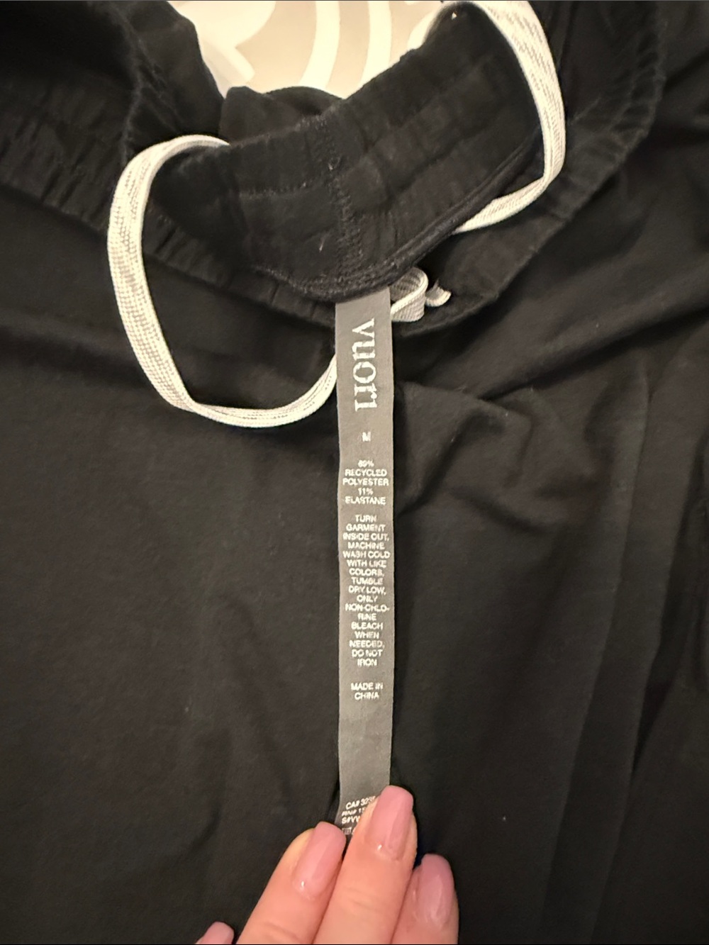 Vuori women’s boyfriend cargo joggers in black. Worn twice.
